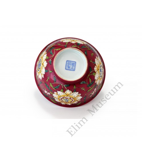 1389  A Yong-Zheng red-ground Falancai bowl